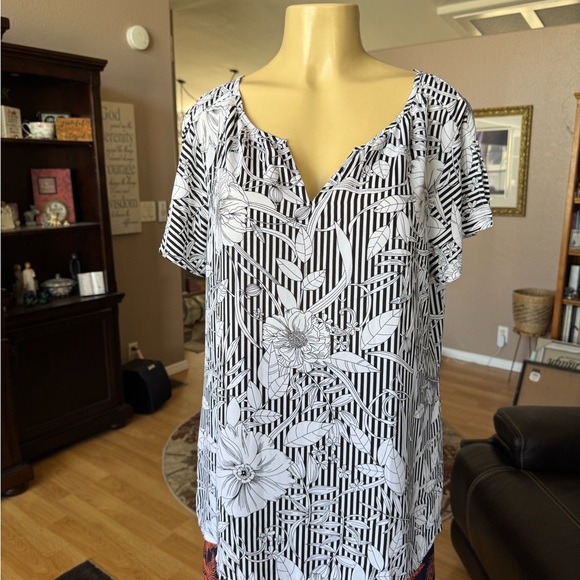 Como Blu black & white floral striped short split sleeves Vneck blouse-size XL - Picture 5 of 9